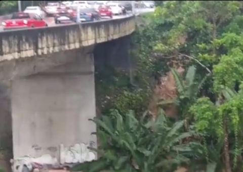 Forte chuva em Manaus causa enxurrada na avenida Boulevard; vídeos