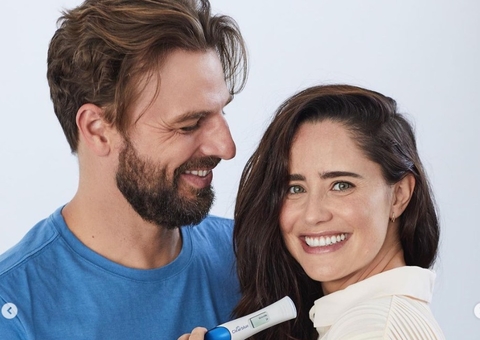 Fernanda Vasconcellos exibe barrigão de grávida em clique divertido de Cássio Reis