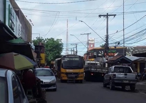 Acidente: Lotação destrói banca e atropela mulher em avenida de Manaus