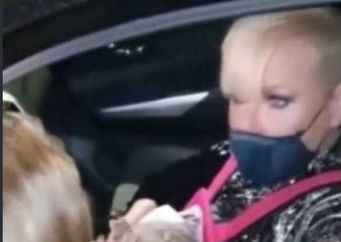 Xuxa recusa foto com fã e solta o verbo: ‘Você não é bolsominion?’