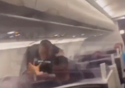 Mike Tyson agride homem com série de socos dentro de avião, vídeo