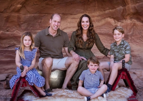 Príncipe Louis faz 4 anos e Kate e William abrem álbum de fotos; veja 