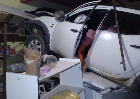 Picape desgovernada invade e destrói mercadinho em Manaus; veja fotos 