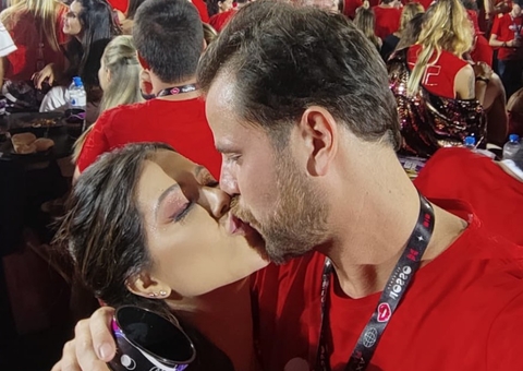 Ex-bbbs Laís e Gustavo trocam beijos na Sapucaí após reencontro picante em hotel