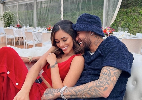Neymar surge de aliança em nova foto com namorada 
