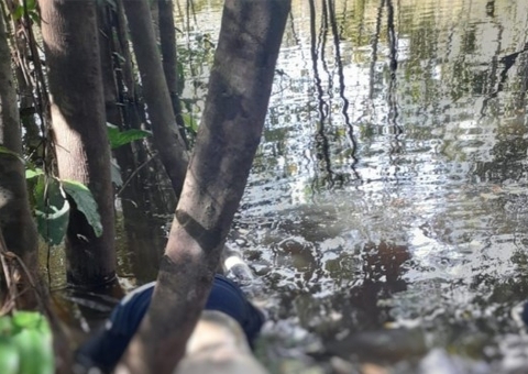 Em decomposição, corpo encontrado no distrito de Ariaú é retirado por bombeiros