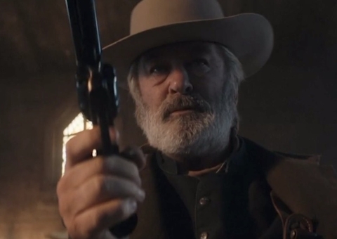 Vídeos mostram Alec Baldwin em set de Rust no dia da morte de diretora e feridos no chão