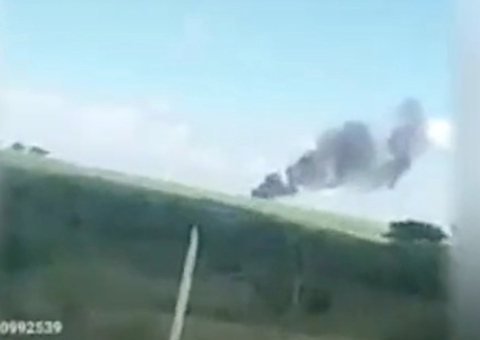 Avião da Esquadrilha da Fumaça cai em SP e tripulantes se ejetam; vídeo
