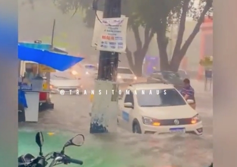 Avenida no Centro de Manaus vira 'rio' durante forte chuva em Manaus; vídeo