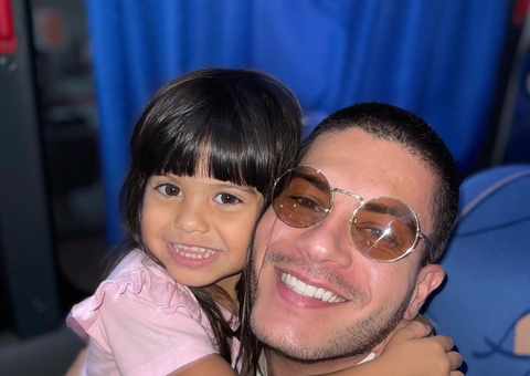 Arthur Aguiar se emociona ao reencontrar a filha, Sophia