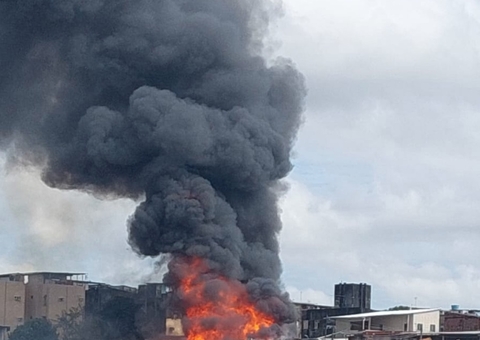Vídeos mostram incêndio de grandes proporções em Manaus