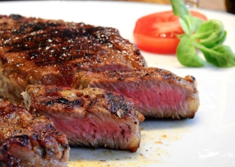 Mulher morre após se engasgar com pedaço de carne 