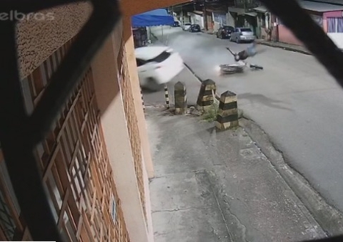 Vídeo: Motociclista 'voa' em acidente violento em Manaus