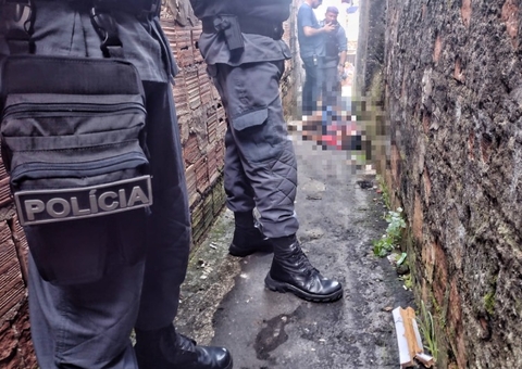 Homem tem rosto crivado de balas em beco na Compensa