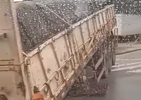 Vídeo mostra carroceria de caminhão 'atravessada' em avenida de Manaus