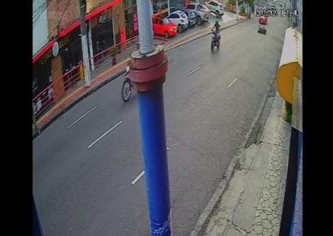Vídeo: Motociclista sofre acidente após fio enroscar no pescoço no Vieiralves