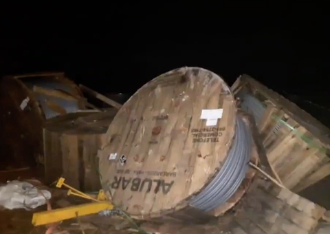 Caminhão carregado de fios tomba e deixa motorista preso nas ferragens no Amazonas