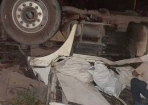 Caminhoneiro morre após caminhão capotar em estrada do Amazonas