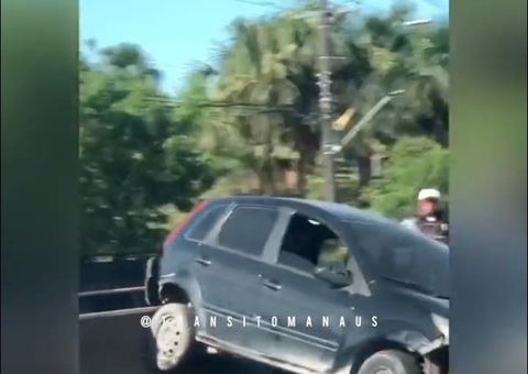 Vídeo: Carro fica destruído em acidente na Torquato Tapajós, em Manaus