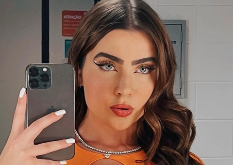 Jade Picon posa com biquíni cavadíssimo e exibe barriga trincada