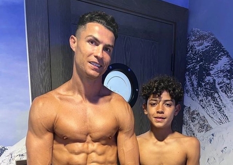 Aos 11, filho de Cristiano Ronaldo choca ao exibir barriga trincada ao lado do pai