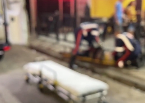 Homem agoniza em avenida após ser espancado por grupo em Manaus