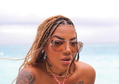 Ludmilla posa nua no mar das Maldivas