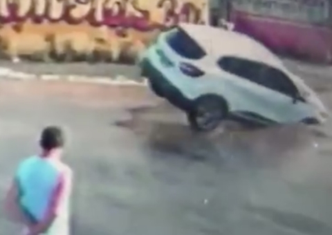 Vídeo chocante mostra carro sendo 'engolido' por buraco em avenida 
