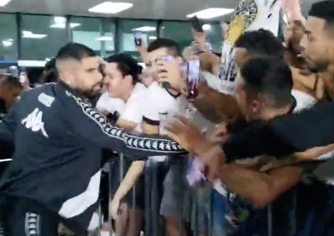 Vasco desembarca em Manaus e é recebido com festa; Vídeos 