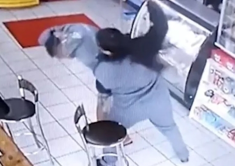 Frentista reage a assédio e mete a porrada em homem que tocou em sua virilha; Vídeo