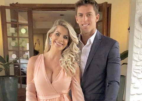 Karina Bacchi deu indícios do fim do casamento em live com pastor 