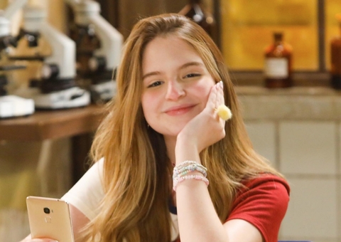 Aos 16, atriz Sophia Valverde passa por cirurgia para retirar nódulo do seio