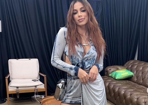 Anitta ostenta Lamborghini avaliada em R$ 3 milhões