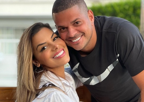 Evelyn Regly flagra marido falando mal dela e detona: ‘cuza*’