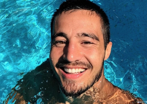 Tiago Iorc posa com namorada durante férias na Bahia