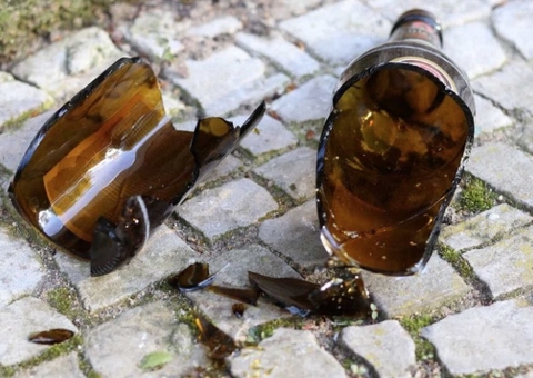 Jovem tenta matar com gargalo de garrafa amigo de bebedeira no Amazonas