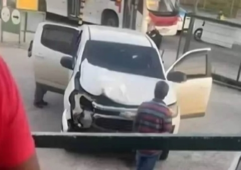 Mãe e filho têm carro metralhado após entrarem em favela por engano