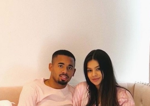 Gabriel Jesus mostra rostinho da filha recém-nascida