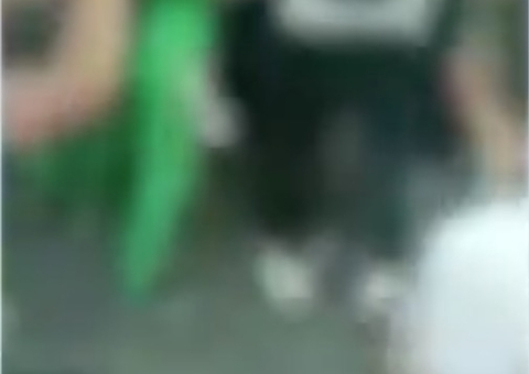 Adolescente agredida por colegas em frente a escola em Manaus levou pancada e arranhões