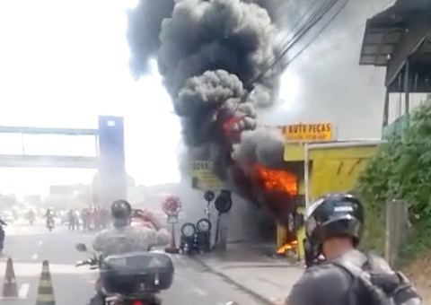Borracharia fica destruída durante incêndio em Manaus; vídeos