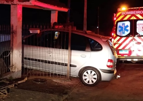 Mãe confunde pedais de carro ao tentar sair de garagem e mata filha atropelada