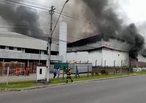 Vídeos: Incêndio de grandes proporções atinge fábrica em Manaus