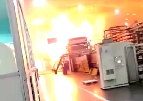 Vídeo mostra setor de fábrica sendo consumido pelo fogo em Manaus