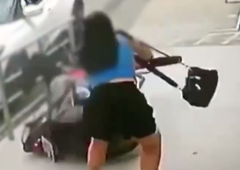 Vídeo: Assaltante atrapalhado cai de moto duas vezes ao tentar roubar mulher