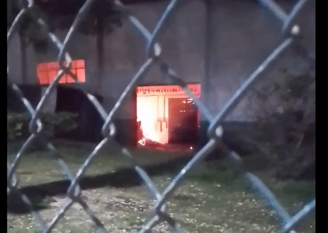 Vídeo: Incêndio em fábrica de papel se estende pela noite em Manaus