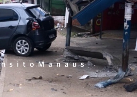Carro invade parada de ônibus em avenida de Manaus