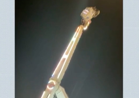 Vídeo: crianças ficam de cabeça para baixo após brinquedo quebrar em parque