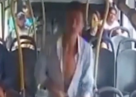 Passageiro se joga de ônibus em movimento durante assalto em Manaus; Vídeo