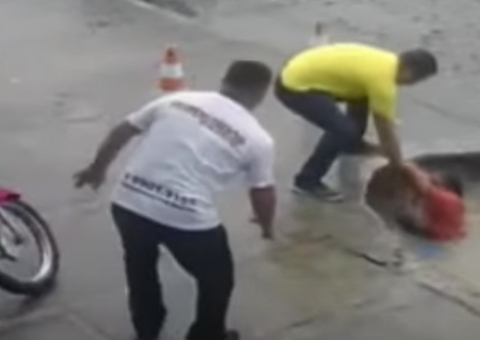 Vídeo chocante mostra mulher sendo 'engolida' por cratera em calçada 