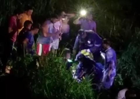 Mulher sai para fazer tratamento de saúde e morre após ambulância cair em ribanceira